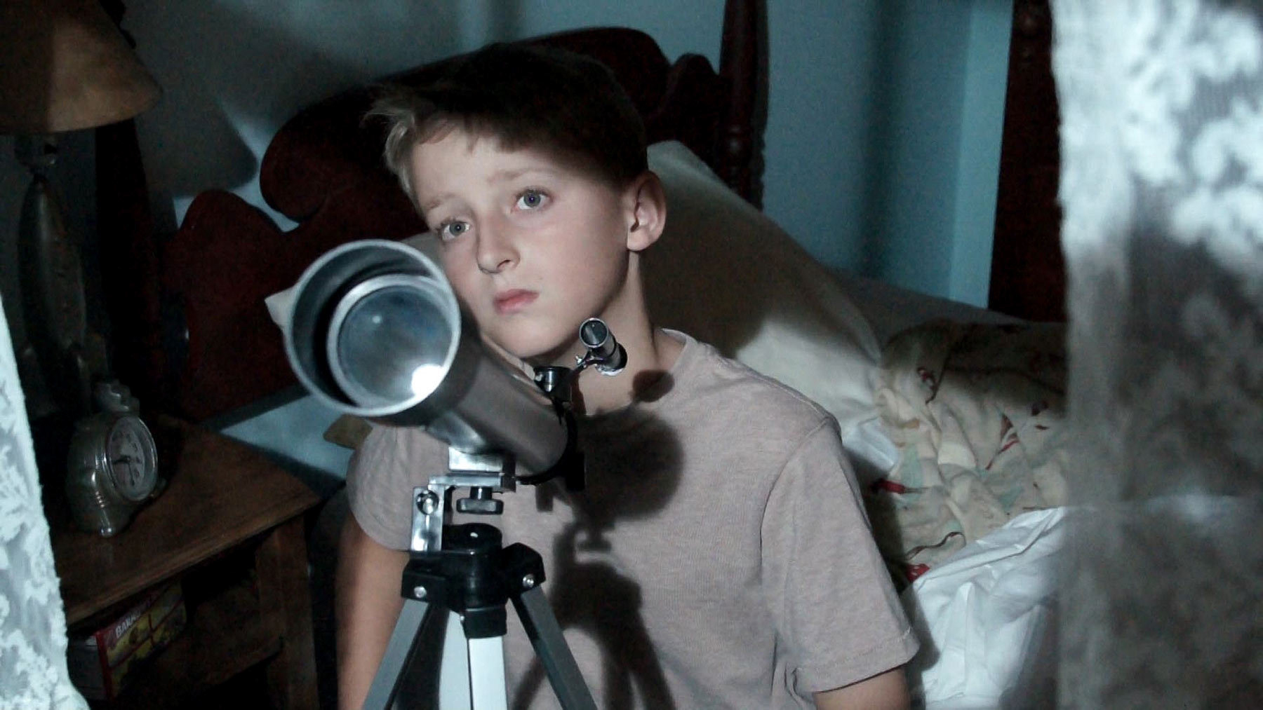 03-3_0_165_1boy_at_telescope